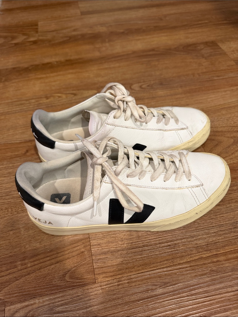 Vejas White Low-Top Leather Sneakers